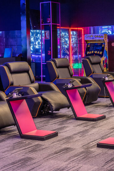 Sala de juegos con sillones reclinables en el TP Gaming Arena 