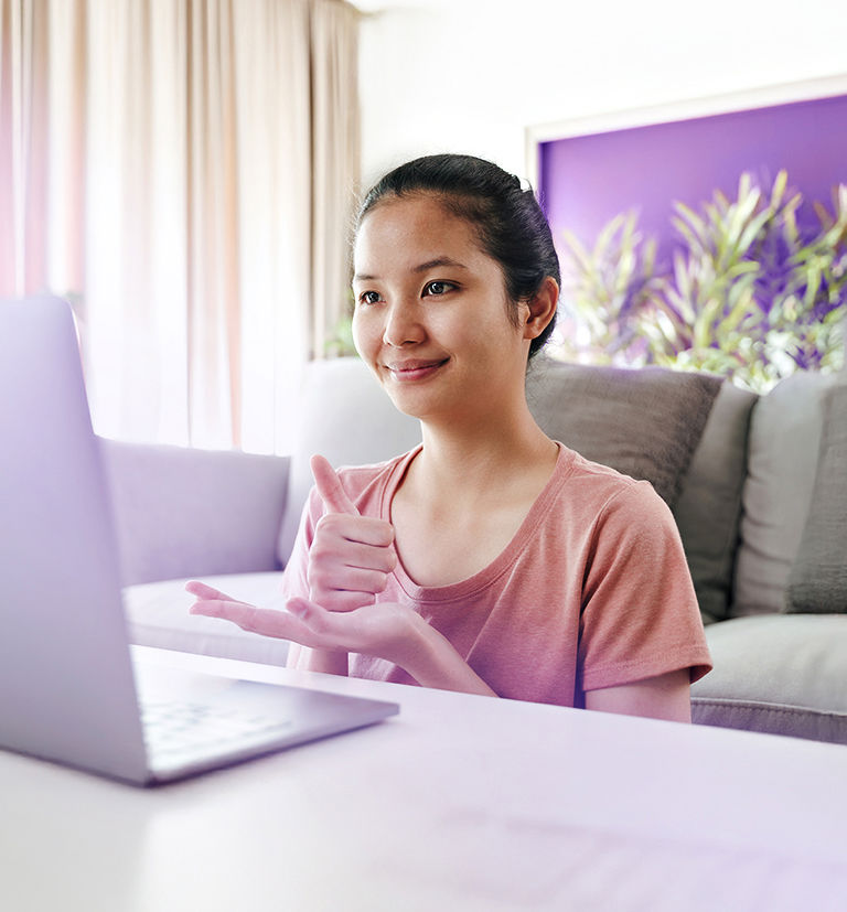 Person using a laptop at home during a virtual interaction supported by TP.