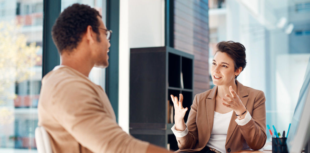 Dos personas teniendo una entrevista de trabajo