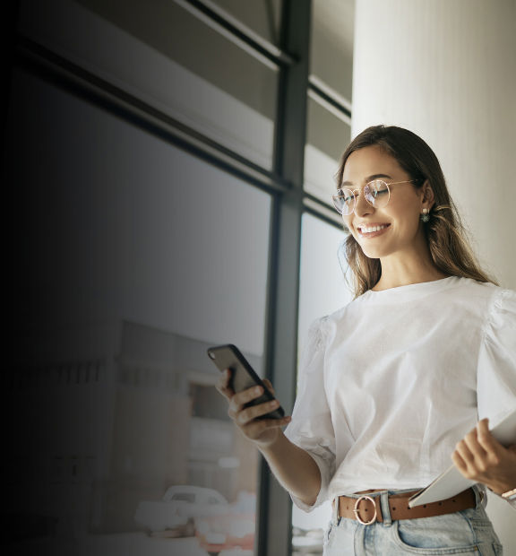 Mujer joven revisando las ofertas disponibles en Lima