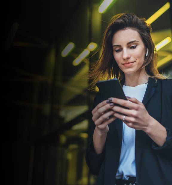 Mujer usando el teléfono móvil en un entorno urbano moderno