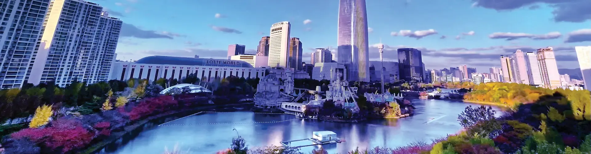 Seoul skyline with Lotte World Tower and Lotte World Park.