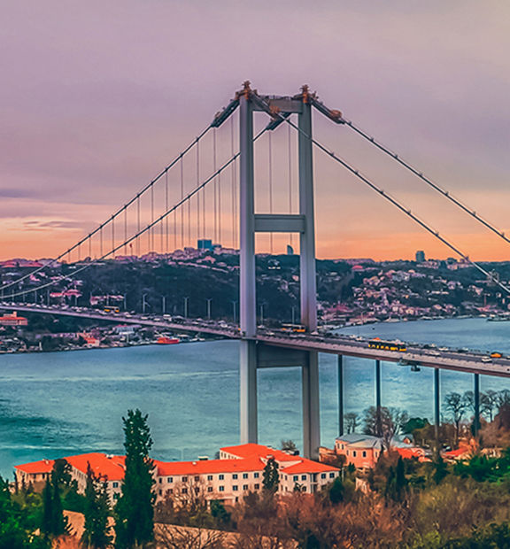 İstanbul Boğazı'nın şehir silüeti ve deniz trafiğini gösteren panoramik manzara.