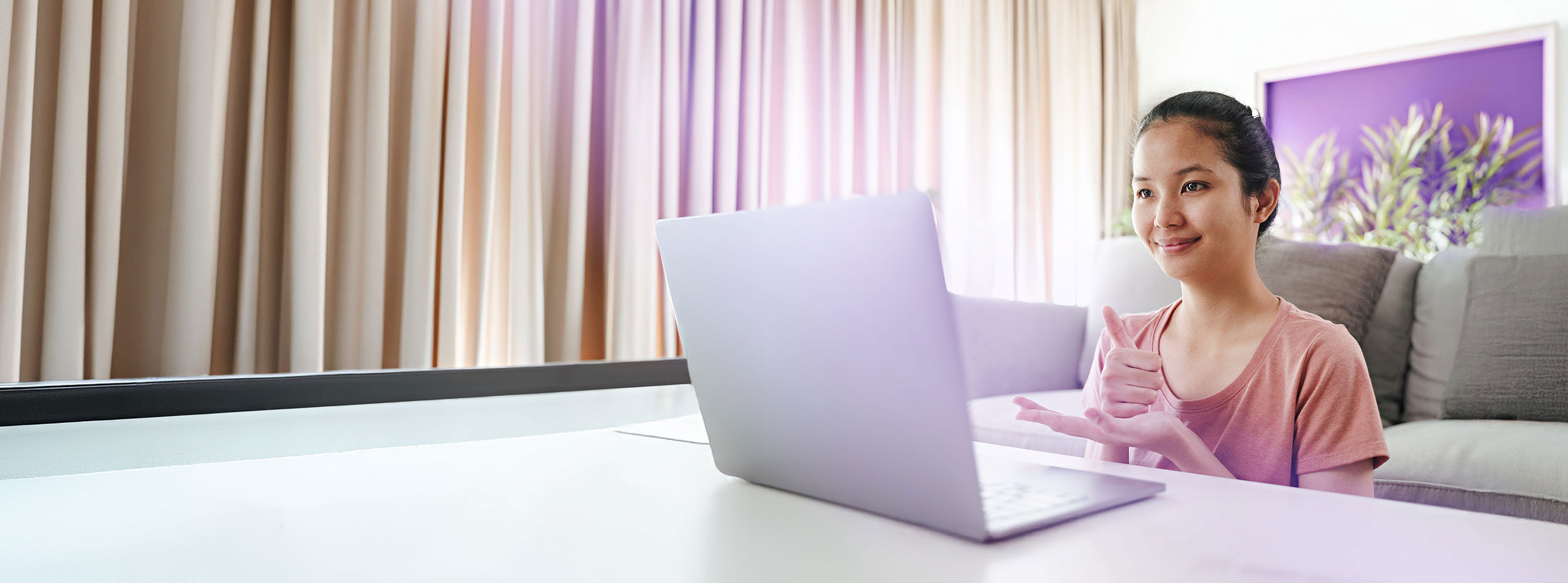 Person using a laptop at home during a virtual interaction supported by TP.