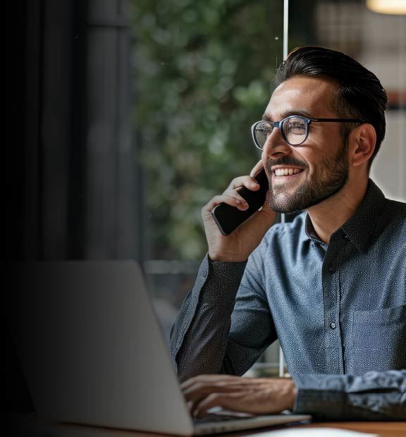 Hombre trabajando en servicio al cliente 