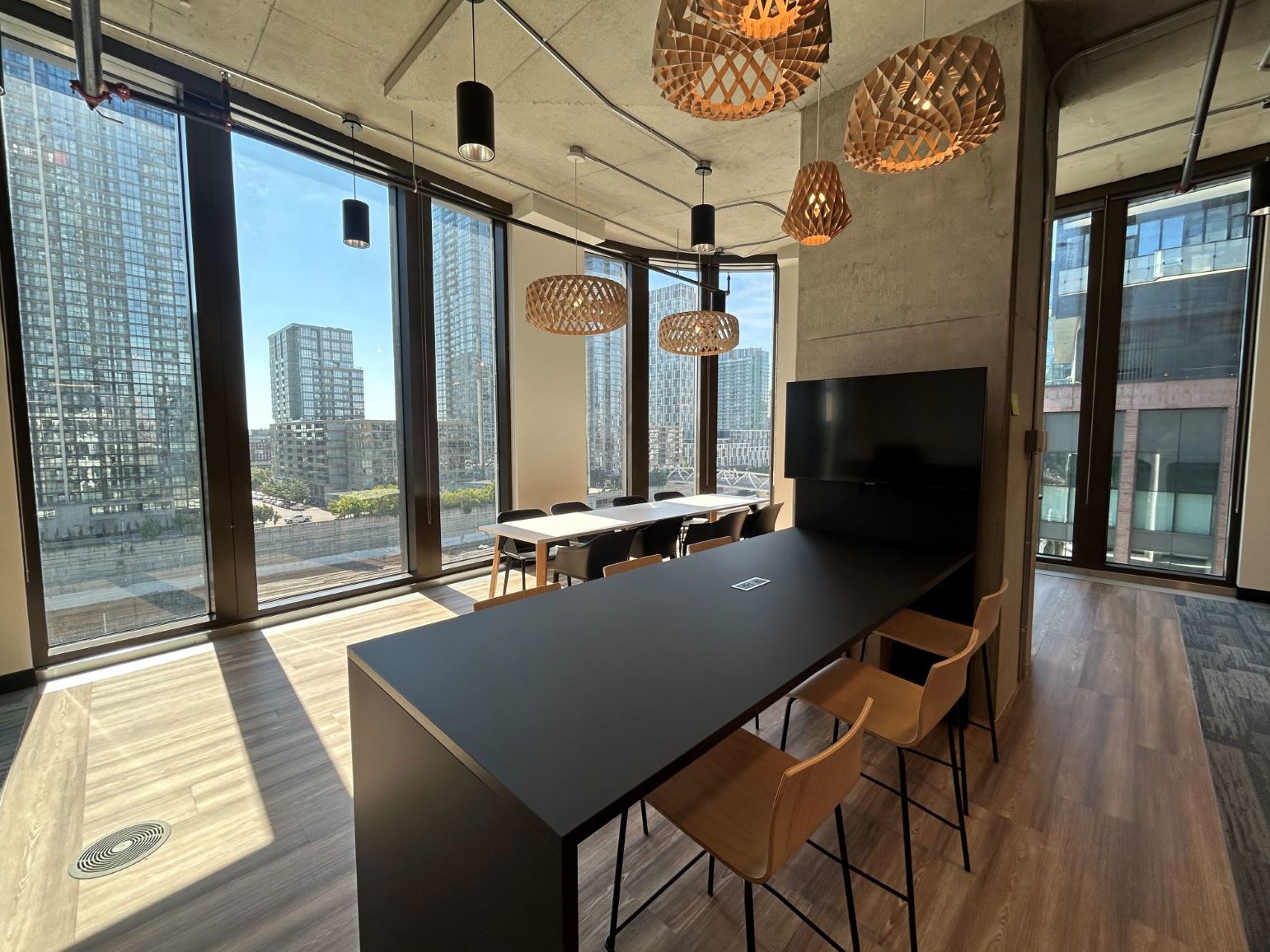 TP workspace with modern desks, tv and collaborative office setup.