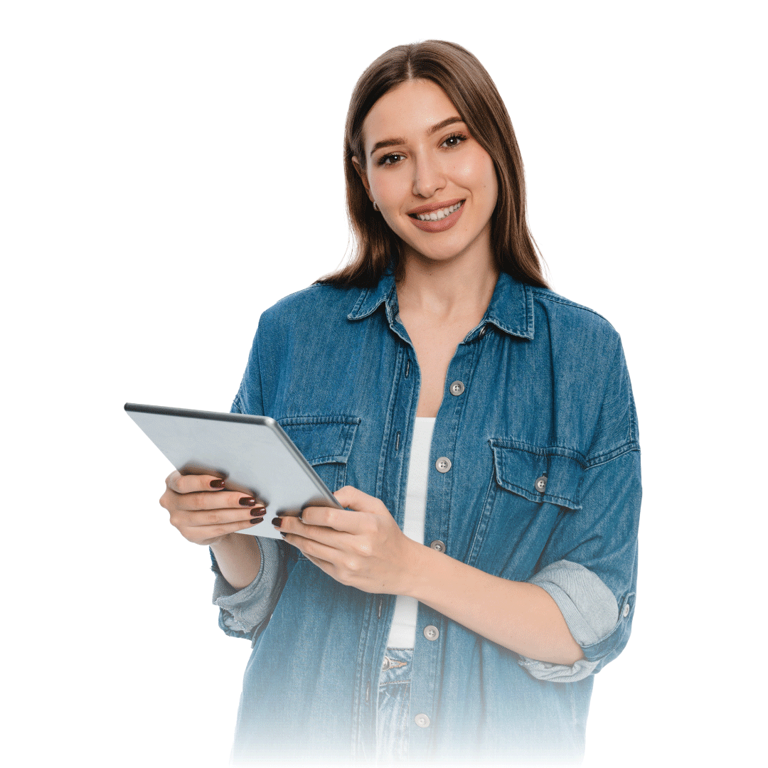 Mujer sonriente usando una tableta en un entorno profesional.
