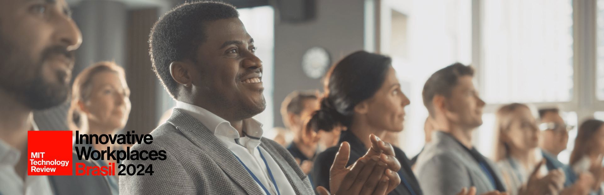 People applauding during an Innovative Workplaces Brasil 2024 event.